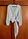 Blusa blanca con lazo